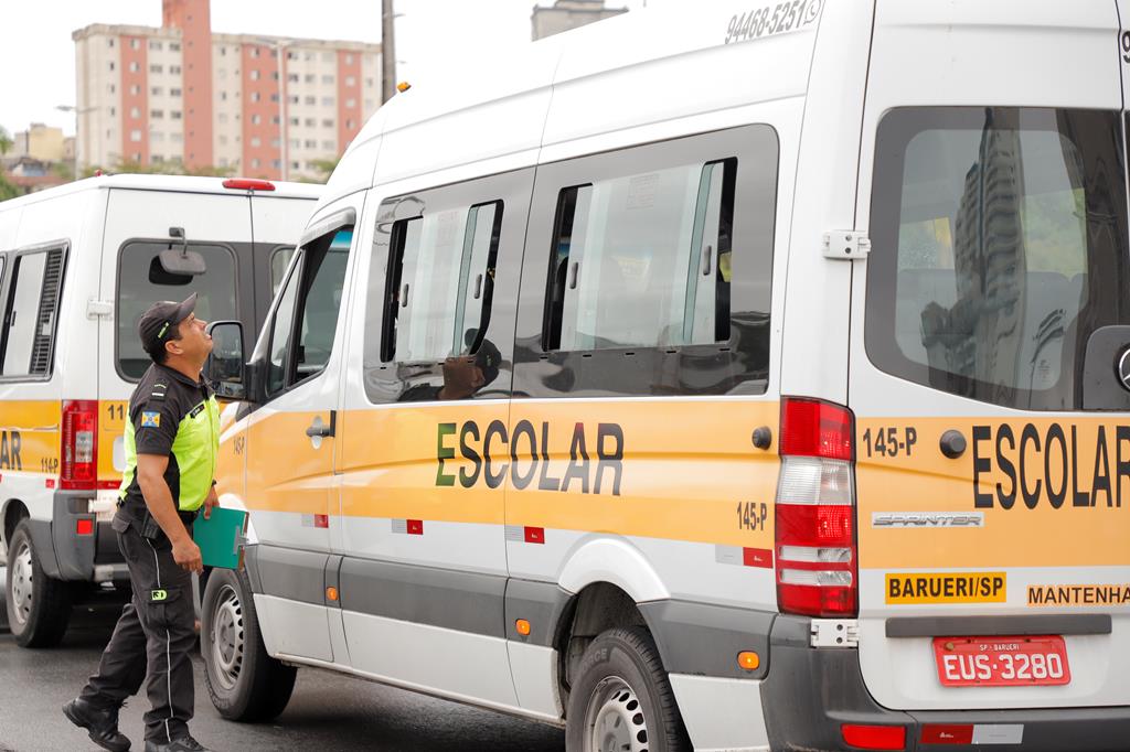 Semurb vistoria veículos para maior segurança no transporte escolar