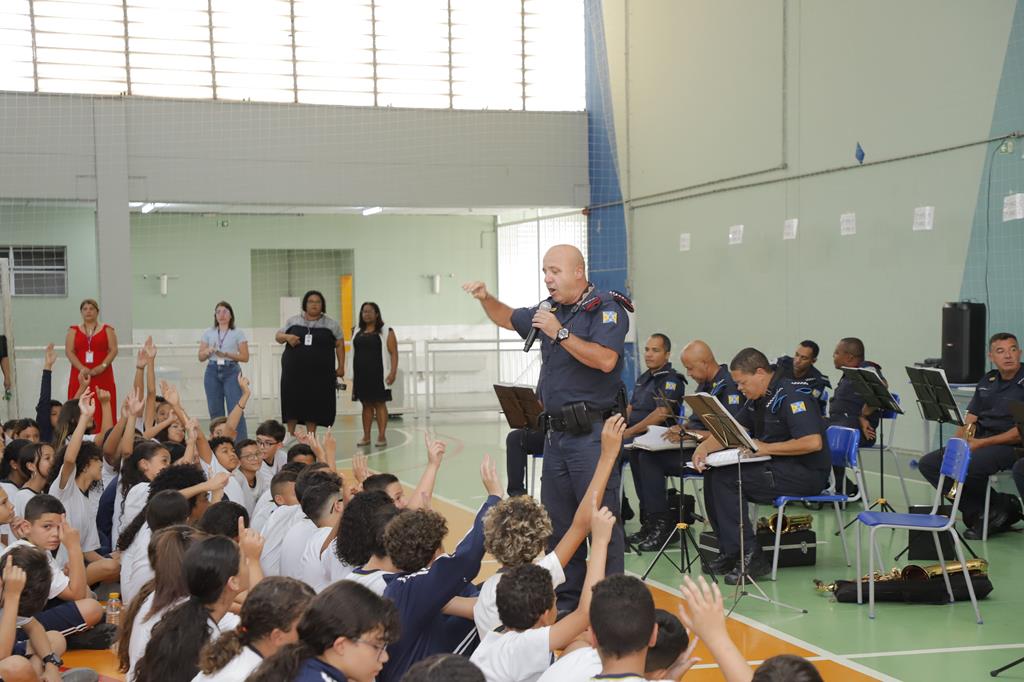 Banda da GCM apresenta Projeto Musicalizando na Emef Professor Alcino